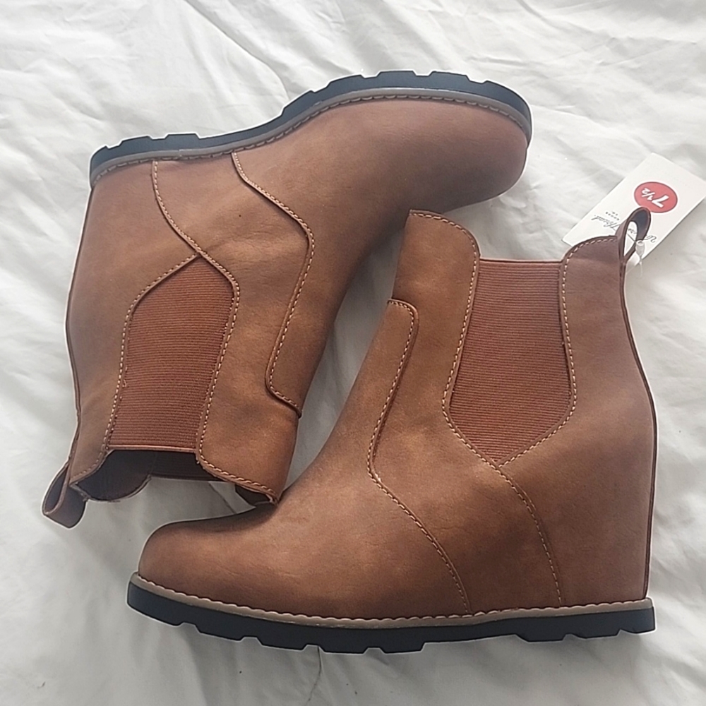Boots - Picture 2 of 6